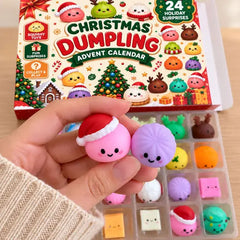🥟🎄✨【1 sada, 24 okienok】Vianočný adventný kalendár so squishy hračkami – 24 roztomilých figúrok v tvare bao buchtičiek.